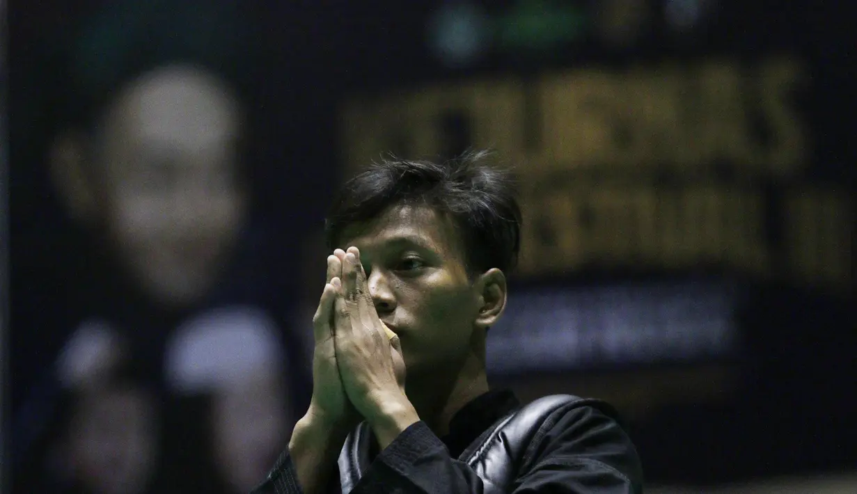 Pesilat menyapa juri dan penonton saat beraksi pada ajang Kejurnas Pagar Nusa di Padepokan Pencak Silat TMII, Jakarta, Minggu (6/1/2020). Sebanyak 487 pesilat dari seluruh Indonesia berpartisipasi dalam Kejurnas sekaligus Harlah ke-34 Pagar Nusa. (Bola.com/M Iqbal Ichsan)