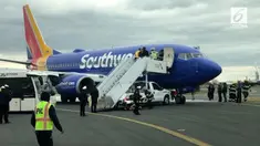 Seorang penumpang Southwest Airlines merekam suasana dalam pesawat usai terjadi ledakan.