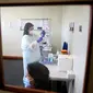 Seorang perawat menyiapkan dosis vaksin COVID-19 Pfizer-BioNTech di Rumah Sakit Santa Maria di Lisbon, Portugal (27/12/2020). Peluncuran vaksin dilakukan ketika kasus strain baru COVID-19 yang lebih menular dikonfirmasi di beberapa negara Eropa serta Kanada dan Jepang. (Xinhua/Pedro Fiuza)