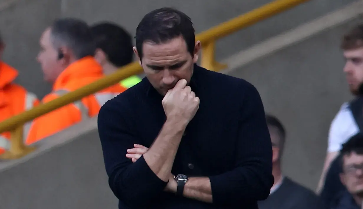 Ekspresi kecewa manajer tim Chelsea, Frank Lampard setelah timnya tertinggal 0-1 dari Wolverhampton Wanderers pada laga pekan ke-30 Liga Inggris 2022/2023 di Molineux Stadium, Wolverhampton, Sabtu (8/4/2023). (AFP/Darren Staples)