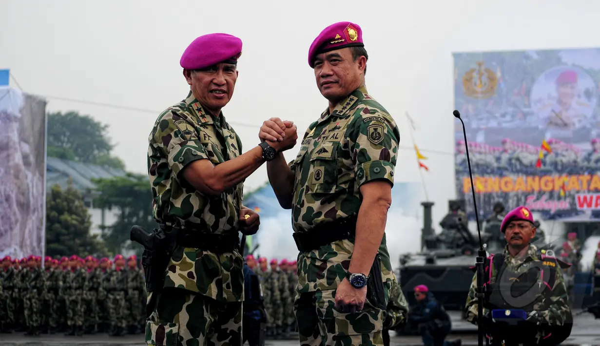 KSAL  Laksamana Ade Supandi (kanan) saat menghadiri upacara penganugerahan di Cilandak, Jakarta Selatan, Kamis (2/4/2015). Ade Supandi mendapat gelar Warga Kehormatan Korps Marinir. (Liputan6.com/Yoppy Renato)