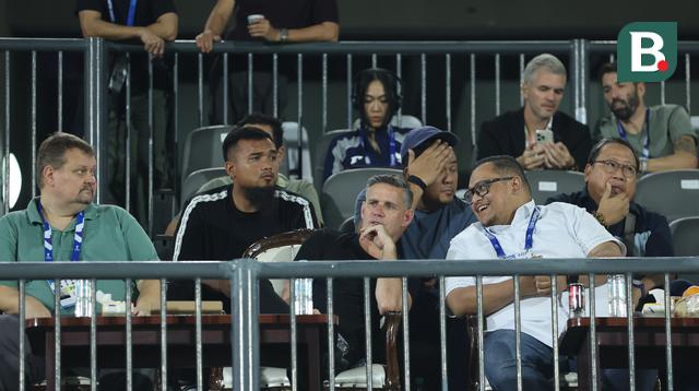 Pelatih Timnas Indonesia, John Herdman, menonton Dewa United Vs Borneo FC Samarinda. (Bola.com/Muhammad Iqbal Ichsan).