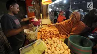 Pedagang telur melayani pembeli di Pasar Kebayoran Lama, Jakarta, Senin (1/10). Badan Pusat Statistik (BPS) mencatat pada bulan September 2018 terjadi deflasi sebesar 0,18 persen. (Liputan6.com/Johan Tallo)