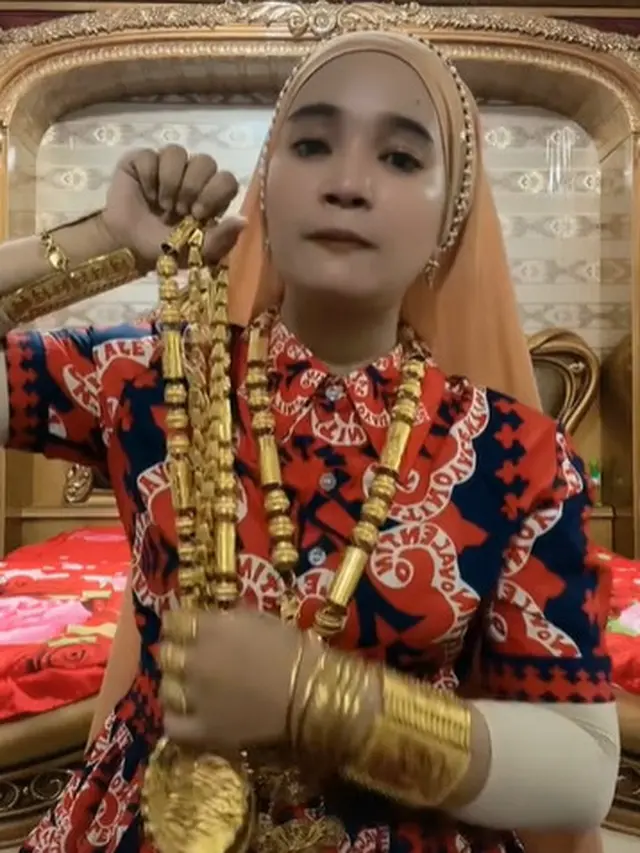 Viral Emak-emak Tunjukkan Koleksi Emasnya, Tak Mau Disebut Pamer oleh Netizen