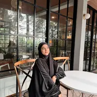 Penampilan terkini Yasmine Ow istri Aditya Zoni dalam balutan gamis dan hijab bikin pangling publik. [IG/yxsmine.ow]
