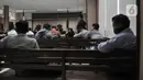 Tamu persidangan duduk berjauhan saat penerapan social distancing di Pengadilan Negeri Jakarta Utara, Kamis (19/3/2020). Pihak PN Jakarta Utara menerapkan social distancing mengikuti kebijakan Pemprov DKI guna mencegah penyebaran virus Conora Covid-19. (merdeka.com/Iqbal Nugroho)
