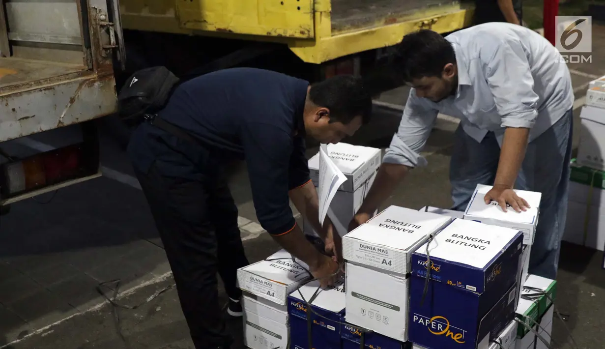 Petugas MK mengecek dokumen barang bukti yang diajukan tim BPN 02 pada sidang perselisihan hasil Pilpres 2019 di area Mahkamah Konstitusi, Jakarta, Kamis (13/6/2019). Sidang perselisihan hasil Pilpres 2019 akan berlangsung Jumat (14/6). (Liputan6.com/Helmi Fithriansyah)