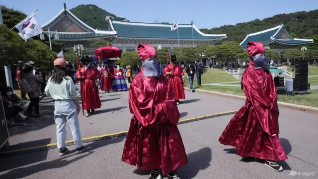 Orang-orang mengunjungi Gedung Biru, bekas istana kepresidenan di Korea Selatan pada 10 Mei 2022. (Foto: AP/Ahn Young-joon)