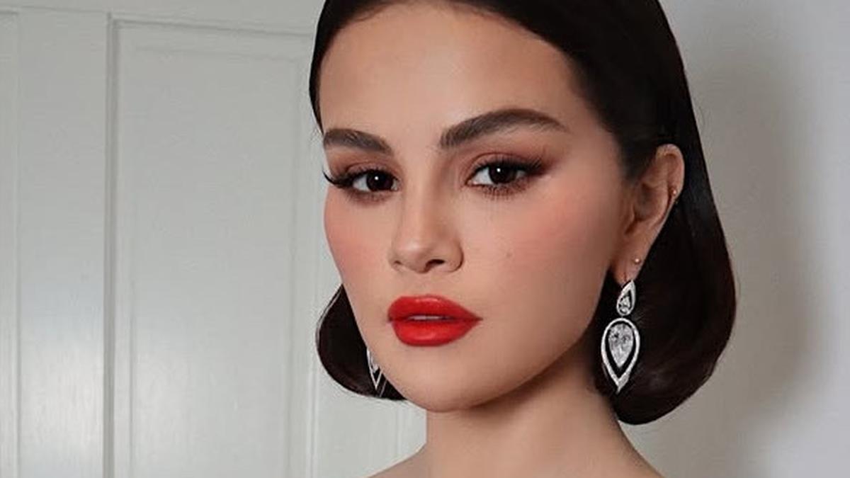 Penampilan Terbaru Selena Gomez Mirip Snow White dengan Lipstik Merah dan Rambut Bob Dibalut Gaun Panjang Navy