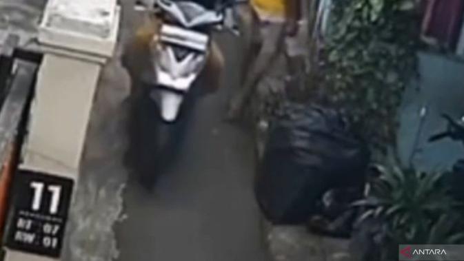 Terekam CCTV, Wanita di Pasar Rebo Gasak Motor Warga
