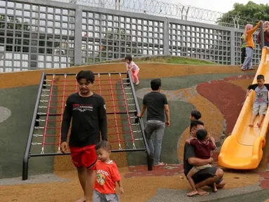 Anak-anak bermain di Taman Sambas Asri, Jakarta, Minggu (25/2/3024). (Liputan6.com/Herman Zakharia)