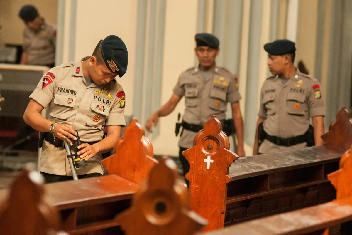 Polisi Sterilisasi Gereja Katedral Jelang Hari Paskah