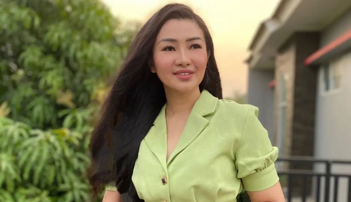 Beberapa foto penampilannya di Instagram, pedangdut 34 tahun ini juga terlihat menggunakan busana bertema pastel. Warna-warna pastel yang dipilih pun kerap curi perhatian netizen. (Liputan6.com/IG/@fitricarlina)