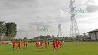 Tim Persija Jakarta sedang melakukan pemanasan sebelum berlatih dengan suasana mendung di Lapangan National Youth Training Center, Sawangan, Depok, Rabu (17/2/2016). (Bola.com/Nicklas Hanoatubun)