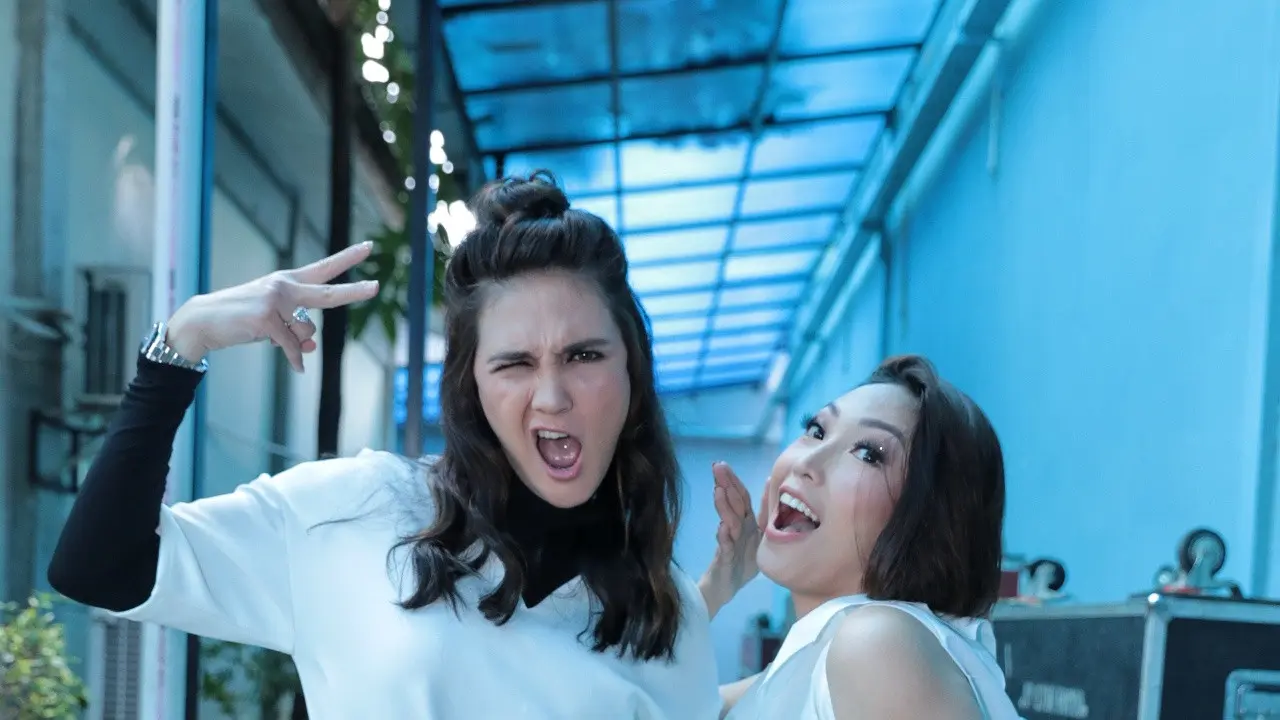 [Bintang] Luna Maya - Ayu Dewi