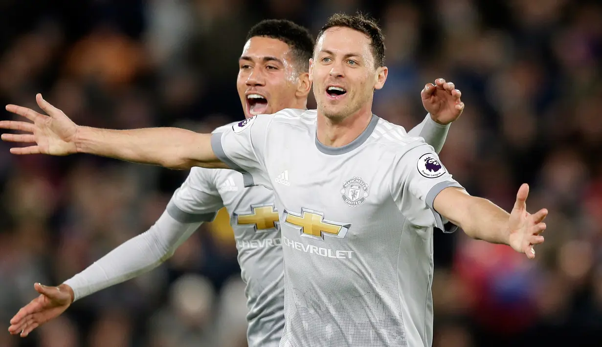 Gelandang Manchester United, Nemanja Matic merayakan gol ke gawang Crystal Palace dalam lanjutan Liga Inggris di Stadion Selhurst Park, Senin (5/3). Matic berhasil mengunci kemenangan MU usai mencetak gol penentu di penghujung laga. (AP/Tim Ireland)