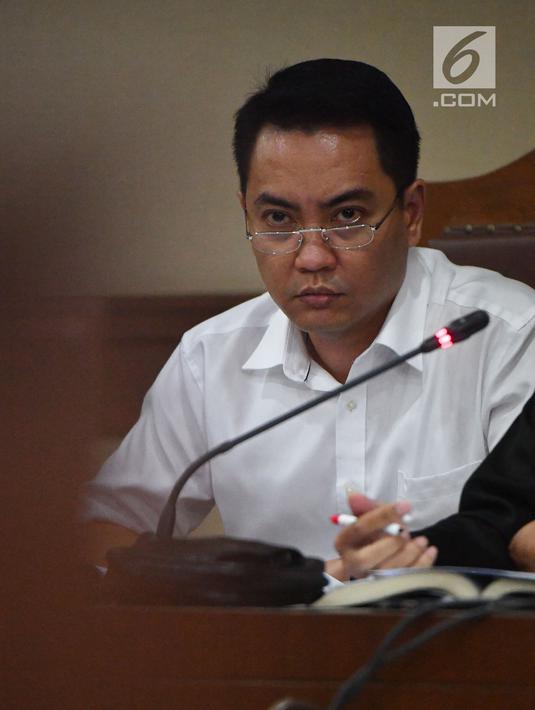 Ekspresi terdakwa dugaan suap pengadaan satelit monitoring Bakamla, Fayakhun Andriadi saat sidang lanjutan di Pengadilan Tipikor, Jakarta, Rabu (10/10). Agenda sidang mendengar keterangan saksi ahli kuasa hukum terdakwa. (Liputan6.com/Herman Zakharia)
