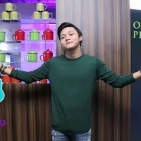 Rizky Febian punya hobi baru yaitu fotografi. Saat ini Rizky baru saja membeli kamera dari hasil uang tabungannya selama empat bulan