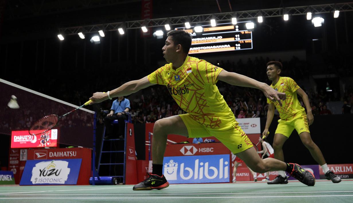 Ganda putra Indonesia, Rian Ardianto, berusaha memukul kok saat melawan rekan senegaranya pada Indonesia Masters 2019 di Istora Senayan, Jakarta, Jumat (25/1). Fajar / Rian gagal lolos ke semifinal. (Bola.com/Yoppy Renato)