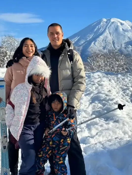 Happy Salma dan keluarga menikmati liburan akhir tahun di Jepang. Ia, suami, dan anak-anaknya tampak dibalut jaket tebal saat menikmati salju. [@happysalma]
