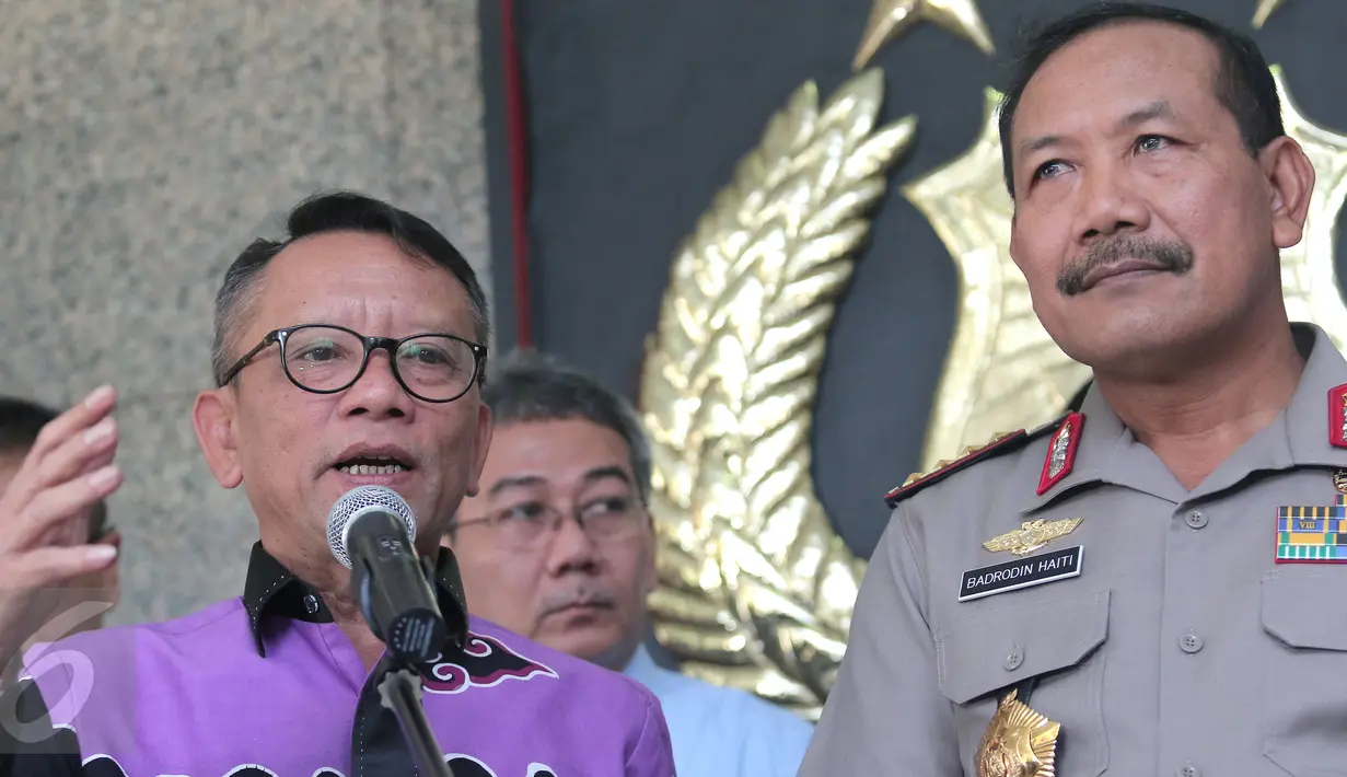 Dirjen Pajak Kemenkeu Ken Dwijugeasteadi dan Kapolri Jenderal Badrodin Haiti memberikan keterangan di Mabes Polri, Jakarta, Rabu (13/4). Dirjen Pajak meminta bantuan terkait pembunuhan dua petugas pajak saat sedang bertugas. (Liputan6.com/Angga Yuniar)