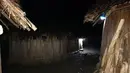 Rumah tradisional Papua atau honai terpasangi Lampu Tenaga Surya Hemat Energi (LTSHE) di Distrik Puldama, Kabupaten Yahukimo, Provinsi Papua. Pada nyala medium, lampu bisa bertahan dua hari sekali charge. (Liputan6.com/HO/Hadi M Juraid)