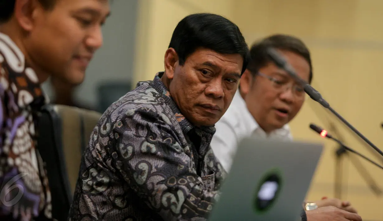 Menkopolhukam Tedjo Edhy Purdijanto (tengah) saat menghadiri konferensi pers terkait pelaksanaan acara simposium Cyber Security di Gedung Serbaguna Menkominfo, Jakarta, Kamis (28/5/2015). (Liputan6.com/Faizal Fanani)