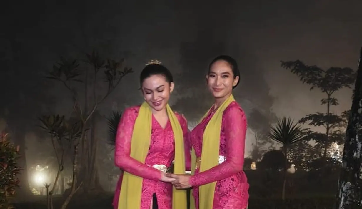 Kebaya yang dibuat spesial oleh desainer Didiet Maulana ini dipadukan dengan selendang panjang warna kuning, sabuk emas, dan kain batik lilit sebagai bawahan.  [@happysalma]