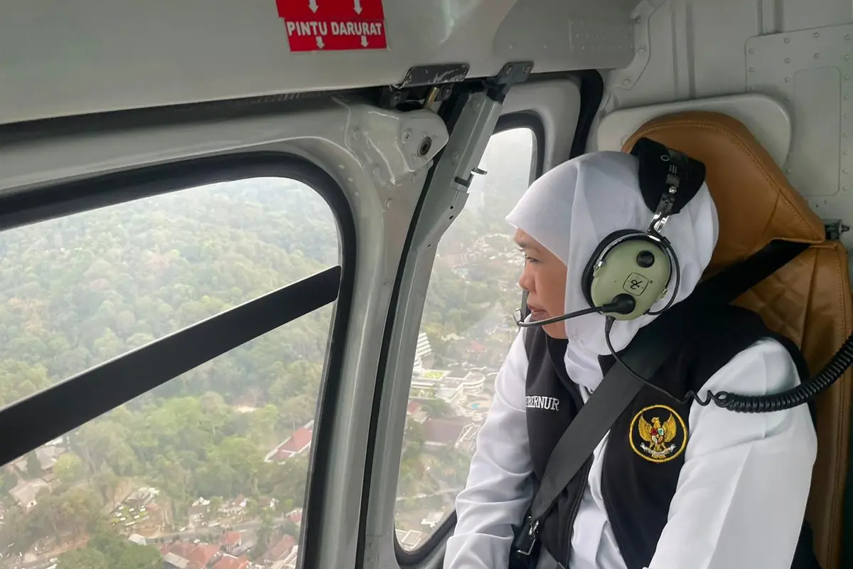 Khofifah memantau kebakaran hutan dari helikopter. (Dian Kurniawan/Liiputan6.com)