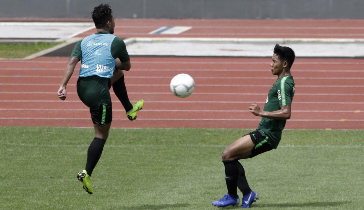 Pemain Timnas Indonesia U-22, Firza Andika, berusaha merebut bola saat latihan di Stadion Madya, Jakarta, Kamis (17/1). Latihan ini merupakan persiapan jelang Piala AFF U-22. (Bola.com/Yoppy Renato)