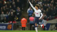 Selebrasi Dele Alli usai mencetak gol pertama bagi Tottenham Hotspur ke gawang Chelsea pada laga lanjutan Premier League yang berlangsung di stadion Wembley, London, Minggu (25/11). Tottenham menang atas 3-1. (AFP/Ian Kington)