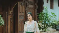 Tank top dipadukan long outer dan kain lilit untuk kondangan hingga liburan.  [Instagram/febbyrastanty]