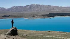 Turis berpose di Observatorium Mount John di Danau Tekapo, Selandia Baru (6/10). Danau ini terbesar kedua dari tiga danau paralel di utara-selatan sepanjang tepi utara Lembah Sungai Mackenzie di Pulau Selatan Selandia Baru. (AP Photo/Mark Baker)