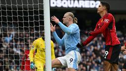 Ekspresi kecewa pemain Manchester City, Erling Haaland setelah gagal mencetak gol ke gawang Manchester United pada laga lanjutan Liga Inggris 2023/2024 di Etihad Stadium, Manchester, Inggris, Minggu (03/03/2024) WIB. (AFP/Paul Ellis)