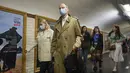 Orang-orang yang memakai masker bergegas ke peron kereta bawah tanah di Paris, Prancis, Kamis (30/6/2022). Dengan turis memadati Paris dan kota-kota lain, pemerintah Prancis merekomendasikan untuk kembali mengenakan masker di transportasi umum dan area ramai tetapi tidak memberlakukan aturan baru. (AP Photo/Michel Euler)