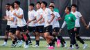 <p>Para pemain Timnas Indonesia U-17 melakukan joging saat menjalani official training di Lapangan Latihan A Gelora Bung Tomo, Surabaya, Minggu (12/11/2023) sore menjelang laga kedua Grup A Piala Dunia U-17 2023 menghadapi Panama yang akan berlangsung di Stadion Gelora Bung Tomo, Senin, 13 November 2023. (Bola.com/Bagaskara Lazuardi)</p>