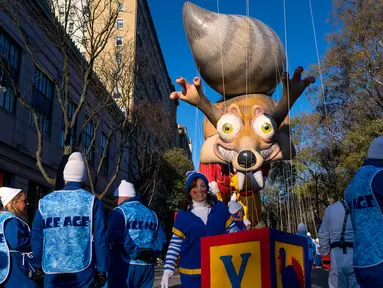 Balon raksasa Tupai Ice Age saat memeriahkan parade Hari Thanksgiving di Manhattan, New York, AS (23/11). Peringatan 'Thanksgiving' merupakan Hari Pengucapan Syukur di akhir musim panen. (AP Photo / Craig Ruttle)