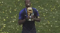 Paul Pogba merayakan kesuksesan menjadi juara Piala Dunia 2018. (AP/Thanassis Stavrakis)