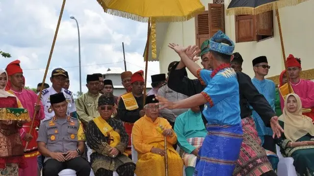 Silat untuk menyambut tetua adat sebelum pelaksanaan Mandi Balimau Kasai di upacara Petang Megang di Provinsi Riau.