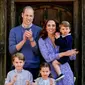 Pangeran William, Kate Middleton, dan ketiga anak mereka, Pangeran George, Putri Charlotte, serta Putri Louis bertepuk tangan apresiasi tenaga kesehatan di masa pandemi COVID-19. (dok. Instagram @kensingtonroyal/https://www.instagram.com/p/B_VhLyVFwro/)