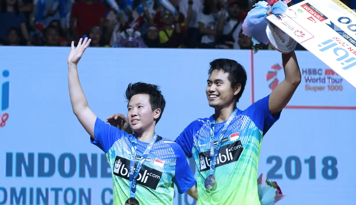 Ganda campuran Indonesia, Tontowi Ahmad/Liliyana Natsir usai melawan Chan Peng Soon/Goh Liu Ying (Malaysia) pada Final Indonesia Open 2018 di Istora GBK, Jakarta, Minggu (8/7). Tontowi/Liliyana unggul 21-17, 21-8. (Liputan6.com/Helmi Fithriansyah)