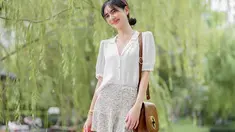 Aura kecantikan aktris keturunan Belgia dan Thailand saat memakai baju putih kian terlihat saja. Davika terlihat sangat feminin, terlebih saat ia memperlihatkan senyum manisnya. Fans Davika pasti ikut merasa bahagia melihat foto cantik Davika dengan outfit putih. (Liputan6.com/IG/@davikah)