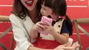 Tawa selebritas Gisella Anastasia bersama sang anak Gempita Nora Marten saat menghadiri pembukaan stan produk minuman di Jakarta, Jumat (23/3). Gisel mengaku sedih jika bekerja tidak dengan Gempi. (Liputan6.com/Faizal Fanani)