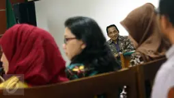 Terdakwa kasus suap gas alam Bangkalan Fuad Amin mendengarkan keterangan saksi dalam sidang lanjutan di Pengadilan Tipikor, Jakarta, Kamis (13/8). Agenda sidang Mantan Bupati Bangkalan itu guna mendengarkan keterangan 25 saksi. (Liputan6.com/Helmi Afandi)