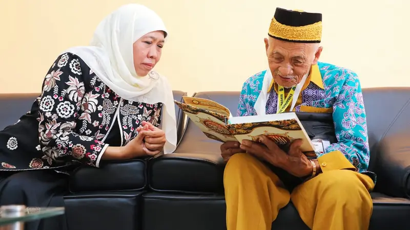 Khofifah saat bertemu dengan Mbah Harun, calon haji tertua asal Pamekasan. (Istimewa)