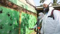 Menaker Ida dalam kegiatan program padat karya penyemprotan disinfektan di Kelurahan Bangka, Kecamatan Mampang Prapatan, Jakarta Selatan (12/6).