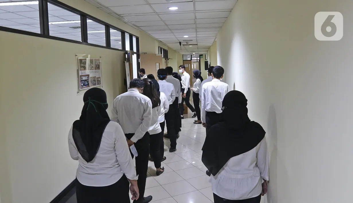 Peserta memasuki ruangan untuk mengikuti proses Tes Standar Kompetensi Dasar (SKD) CPNS di BKN, Jakarta, Kamis (2/9/2021). Sebanyak 800 peserta mengikuti tes yang dibagi dua sesi dan menerapkan protokol kesehatan yang ketat. (Liputan6.com/Herman Zakharia)