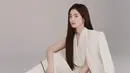 Untuk pemotretan majalah Bazaar Korea yang satu ini, Song Hye Kyo juga tampil mengenakan set blazer bernuansa putih gading, yang dipadunya dengan innerwear putih berkerah. Foto: Instagram @kyo1122.