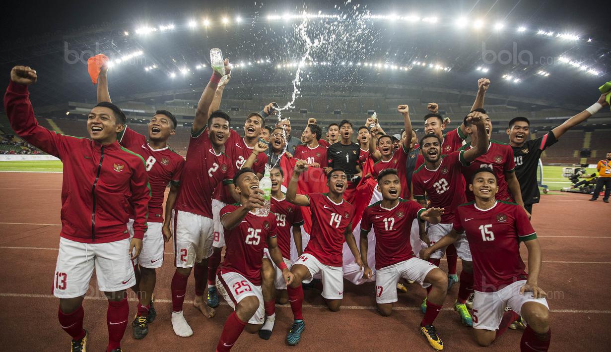 4. Para pemain Timnas Indonesia menyanyikan lagu 17 Agustus usai laga untuk merayakan hari proklamasi kemerdekaan. (Bola.com/Vitalis Yogi Trisna)