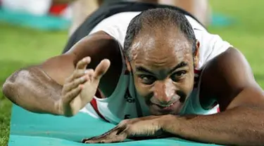 AC Milan&#039;s Brazilian player Emerson trains at Al-Nasr club&#039;s ground in Dubai on December 31, 2008. AFP PHOTO/MARWAN NAAMANI 